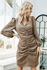 Plissee-Langarmkleid mit V-Ausschnitt